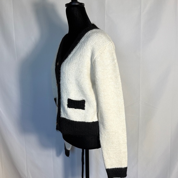 Timeless Long sleeves cardigan with button closure - Picture 3 of 9